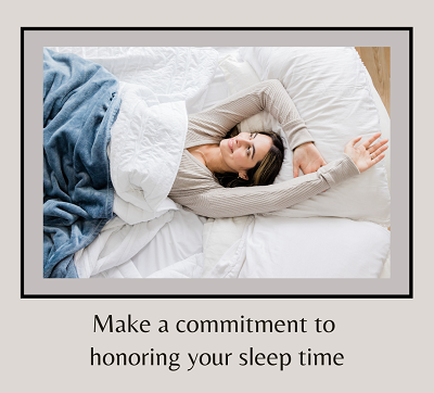 A woman lays in bed while smiling and stretching with the text “make a commitment to honoring your sleep time”. This could represent the peace of mind an anxiety therapist in Fair Oaks, CA can help you achieve. Search “depression treament Roseville,